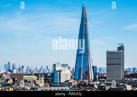 Die Londoner Skyline mit den ikonischen Shard Gebäude von der Tate Modern zu sehen. Stockfoto