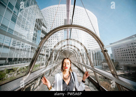 Business Frau, Meditieren auf der überdachten Brücke am Business Center Stockfoto