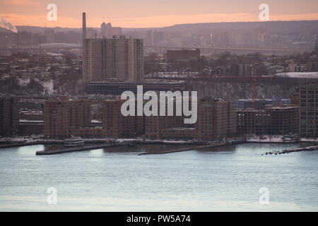 Blick über den Hudson River nach Queens, New York City an einem Winterabend. Stockfoto