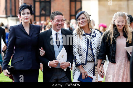 (Von links nach rechts) US-Schauspielerin Liv Tyler, ihr Ehemann Dave Gardner, Kate Moss und ihre Tochter Lila nehmen an der Hochzeit von Prinzessin Eugenie von York und Jack Brooksbank in St George's Kapelle, Schloss Windsor. Stockfoto