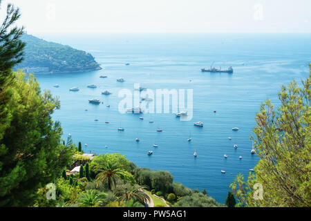 Die schöne Bucht von Villefranche-sur-Mer an der Côte d'Azur in Frankreich mit auf der linken Seite der Halbinsel Saint-Jean-Cap-Ferrat Stockfoto