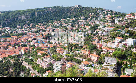 Eindruck von der Stadt von Villefranche-sur-Mer mit geradem Fort du Mont Alban oben auf dem Berg in Frankreich Stockfoto