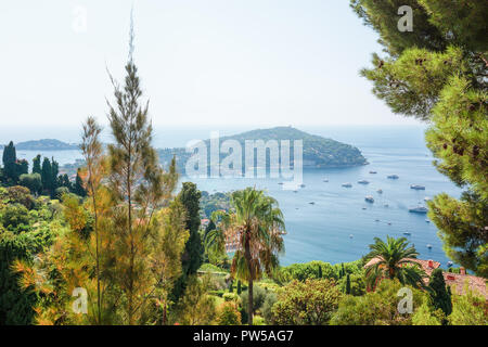 Die schöne Bucht von Villefranche-sur-Mer an der Côte d'Azur in Frankreich mit auf der linken Seite der Halbinsel Saint-Jean-Cap-Ferrat Stockfoto