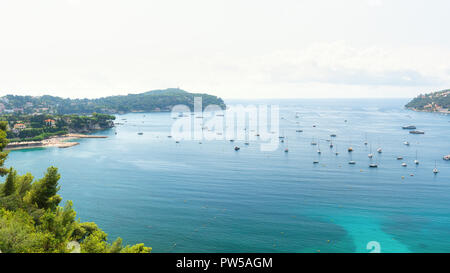 Die schöne Bucht von Villefranche-sur-Mer an der Côte d'Azur in Frankreich mit auf der linken Seite der Halbinsel Saint-Jean-Cap-Ferrat Stockfoto