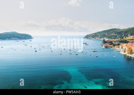 Die schöne Bucht von Villefranche-sur-Mer an der Côte d'Azur in Frankreich mit auf der linken Seite der Halbinsel Saint-Jean-Cap-Ferrat Stockfoto