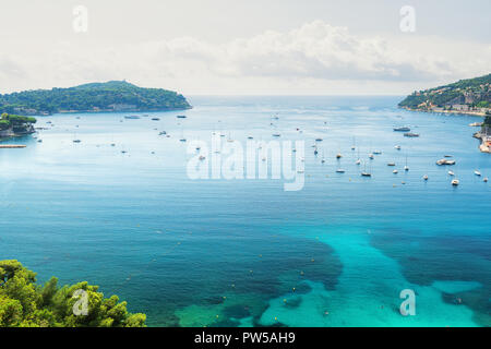 Die schöne Bucht von Villefranche-sur-Mer an der Côte d'Azur in Frankreich mit auf der linken Seite der Halbinsel Saint-Jean-Cap-Ferrat Stockfoto