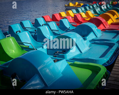 Reihe mit vielen farbigen Pedalo (Tretboot) Stockfoto