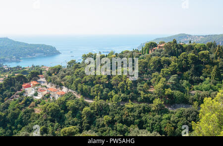 Die schöne Bucht von Villefranche-sur-Mer an der Côte d'Azur in Frankreich mit auf der linken Seite der Halbinsel Saint-Jean-Cap-Ferrat Stockfoto