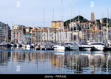 Le Suquet Blick auf den Alten Hafen von Cannes, Frankreich Stockfoto