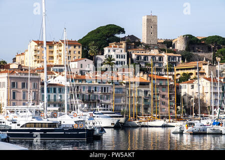 Le Suquet Blick auf den Alten Hafen von Cannes, Frankreich Stockfoto