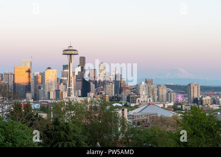 SEATTLE, Washington, 12. Mai 2018: Die Seattle Skyline bei Sonnenuntergang, von der Queen Anne's Hill Kerry Park gesehen. Stockfoto