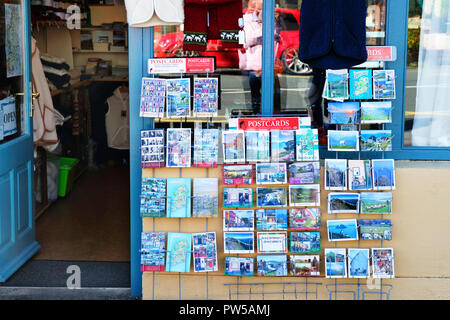 Outdoor Display von Postkarten außerhalb ein Tourist Shop am Ring of Kerry, Irland - Johannes Gollop Stockfoto