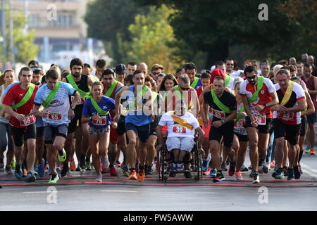 Sofia, Bulgarien - 6. September 2018: Körperlich behinderte Mann im Rollstuhl nimmt an einem Marathon in Sofia. Stockfoto