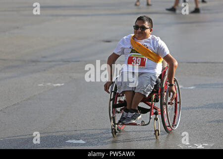 Sofia, Bulgarien - 6. September 2018: Körperlich behinderte Mann im Rollstuhl nimmt an einem Marathon in Sofia. Stockfoto