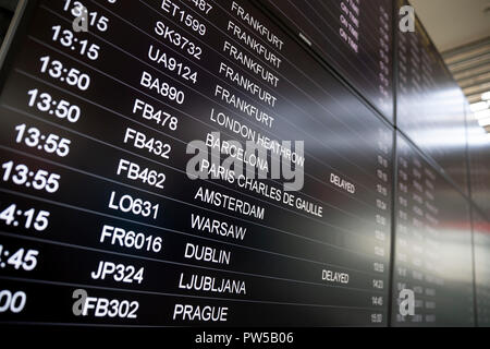 Boarding Time Monitor - Zeitplan Boards. Ankünfte und Abflüge überwacht den Zustand zu prüfen. Prag, Ljubljana, Dublin, Warschau, Amsterdam, Pari Stockfoto