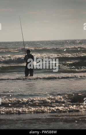 Lone Fischer in surf am Golf von Mexiko Stockfoto