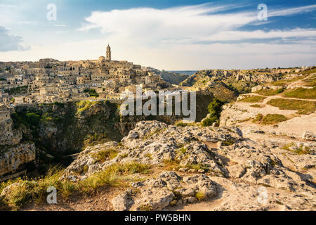 Matera, Italien - 18 August, 2018: die Touristen beobachten, die Sassi di Matera vom gegenüberliegenden Hügel Stockfoto