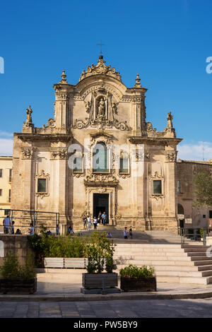 Matera, Italien - 18 August 2018: die Kirche des heiligen Franziskus von Assisi in Matera (Italien) und Touristen an einem sonnigen Tag Stockfoto