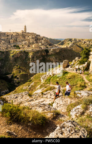 Matera, Italien - 18 August, 2018: die Touristen auf die Wege auf dem Hügel vor der Sassi von Matera Stockfoto