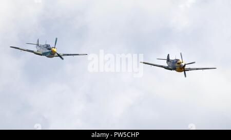 Paar Hispano HA-1112 M4L Buchons (Messerschmitt Bf109) fliegen am IWM Duxford Schlacht von Großbritannien Airshow am 23. September 2018 Stockfoto