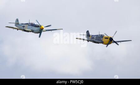 Paar Hispano HA-1112 M4L Buchons (Messerschmitt Bf109) fliegen am IWM Duxford Schlacht von Großbritannien Airshow am 23. September 2018 Stockfoto