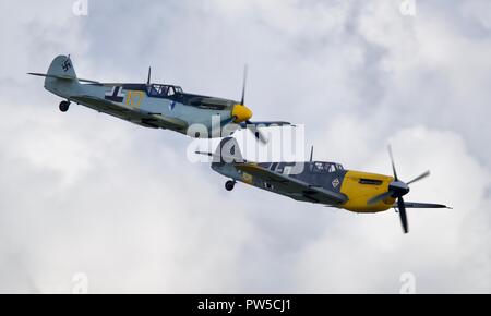 Paar Hispano HA-1112 M4L Buchons (Messerschmitt Bf109) fliegen am IWM Duxford Schlacht von Großbritannien Airshow am 23. September 2018 Stockfoto