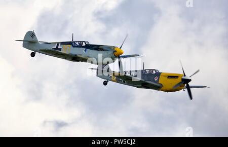 Paar Hispano HA-1112 M4L Buchons (Messerschmitt Bf109) fliegen am IWM Duxford Schlacht von Großbritannien Airshow am 23. September 2018 Stockfoto