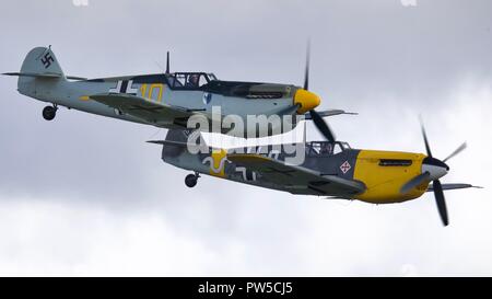 Paar Hispano HA-1112 M4L Buchons (Messerschmitt Bf109) fliegen am IWM Duxford Schlacht von Großbritannien Airshow am 23. September 2018 Stockfoto