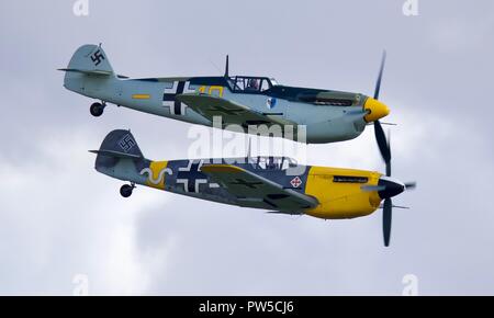 Paar Hispano HA-1112 M4L Buchons (Messerschmitt Bf109) fliegen am IWM Duxford Schlacht von Großbritannien Airshow am 23. September 2018 Stockfoto