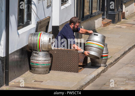 Fässer Bier Sie den Keller der drei Fischen Pub in Shrewsbury, Shropshire, England, Großbritannien Stockfoto