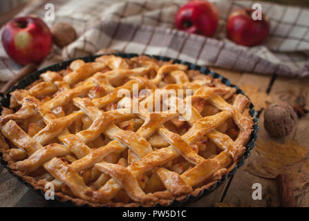 Nahaufnahme der hausgemachten Apfelkuchen auf hölzernen Hintergrund Stockfoto