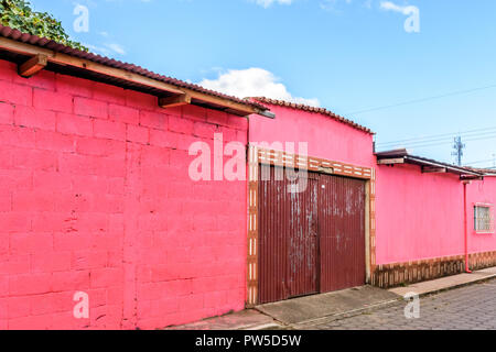 Straße der bunt bemalten rosa Häuser in Guatemala, Mittelamerika Stockfoto