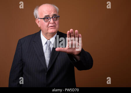 Übergewicht älterer Geschäftsmann tragen Brillen gegen Braun b Stockfoto