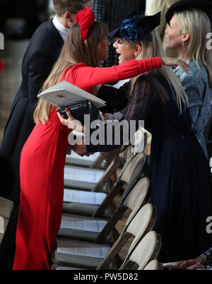 Chelsy Davy (rechts) begrüßt Emma Louise Connolly auf der Hochzeit von Prinzessin Eugenie an Jack Brooksbank im St George's Chapel in Windsor Castle. Bild Datum: Freitag, 12. Oktober 2018. . Photo Credit: Yui Mok/PA-Kabel PRESS ASSOCIATION Foto. Stockfoto