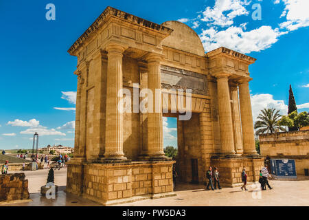 Römische Bogenbrücke Tor in Cordoba, Spanien. Die Puerta del Puente (Spanisch: "Tor der Brücke") ist eine Renaissance Tor in Córdoba, Andalusien Stockfoto