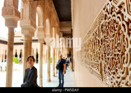 Dekorative Motive und arabische Inschrift an der Wand, Palast der Nazaries, in Granada, Spanien. Stockfoto