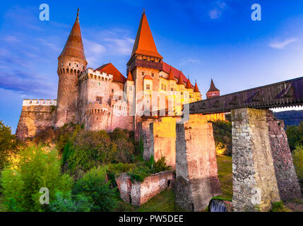 Corvin Schloss oder Hunyad, Hunedoara, Rumänien: Nachtansicht der Corvin Schloss im Sonnenuntergang leuchten, Hunedoara, Siebenbürgen, Rumänien, Europa Stockfoto