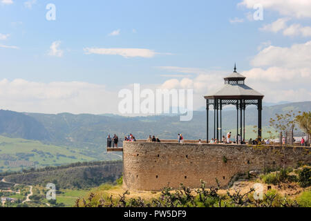 In der schönen Stadt Ronda Musikpavillon, mit einer herrlichen Sicht auf die umliegende Landschaft. Ronda, Andalusien Spanien Stockfoto