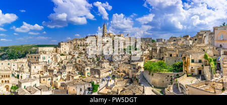 Matera, Basilikata, Italien: Landschaft Blick auf die Altstadt - Sassi di Matera, der Europäischen Kulturhauptstadt, in der Dämmerung Stockfoto