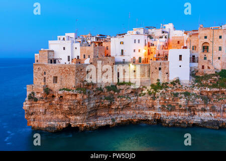 Polignano a Mare, Apulien, Italien: Sonnenuntergang in Cala Paura Golf mit Bastione di Santo Stefano und Lama Monachile Strand im Hintergrund, Apulien, Italien, provi Stockfoto