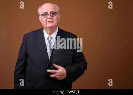 Übergewicht älterer Geschäftsmann tragen Brillen gegen Braun b Stockfoto