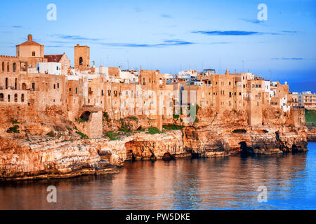 Polignano a Mare, Apulien, Italien: Sonnenuntergang in Cala Paura Golf mit Bastione di Santo Stefano und Lama Monachile Strand im Hintergrund, Apulien, Italien, provi Stockfoto