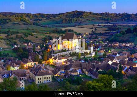 Birthälm, Siebenbürgen, Rumänien: Blick auf die befestigte Kirche im sächsischen Dorf, bei Sonnenuntergang Stockfoto