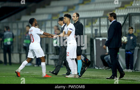 England's Jadon Sancho (rechts) für Raheem Sterling (links) Während der UEFA Nationen Liga Spiel im Stadion HNK Rijeka in Kroatien ersetzt. Stockfoto