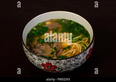 Asiatische Nudelsuppe mit Rindfleisch Stockfoto