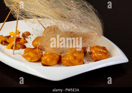 Süße nachspeise Obst in Karamell Stockfoto