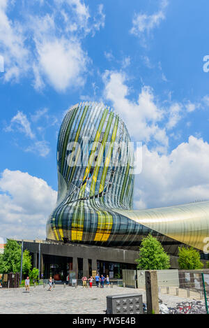 BORDEAUX, Frankreich - 18. MAI 2018: Blick auf die moderne Wein Museum La Cite du Vin. Vertikale Stockfoto