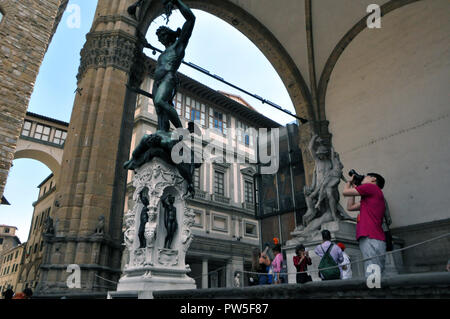Florenz, Italien, 12. Juni 2016: Die Statue der griechischen Helden Perseus auf dem zentralen Platz unter den Kolonnaden. Toskana, Italien Stockfoto