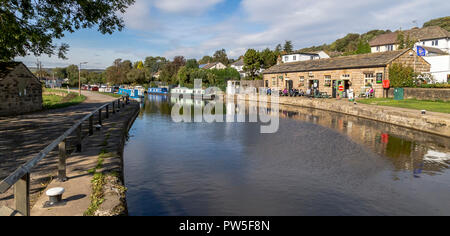 Lastkähne auf dem Leeds Liverpool Canal an der Spitze der Fünf Aufstieg Schleusen bei Bingley, West Yorkshire. Fünf Aufstieg Schlösser Cafe ist am Wasser. Stockfoto