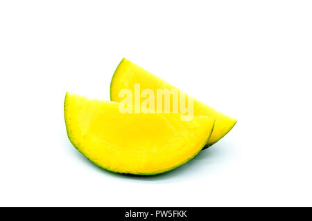 Mango Slices, abgehackte Mangofrucht auf weißem Hintergrund Stockfoto